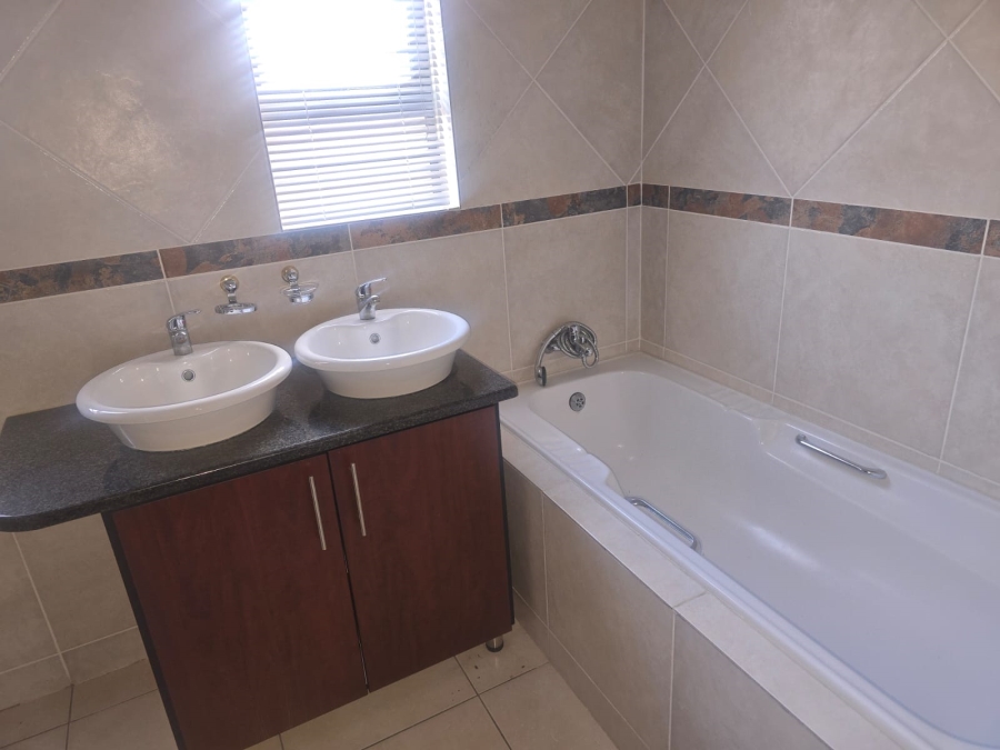 To Let 3 Bedroom Property for Rent in Naudeville Free State